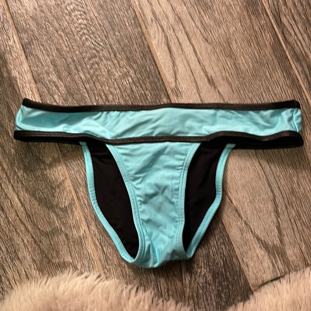 New PILYQ swim bottom Medium